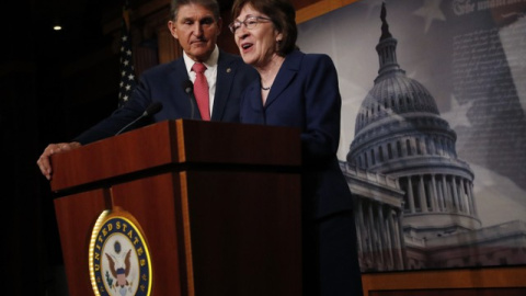 La senadora Susan Collins y Joe Manchin en Capitol Hill, Washington. REUTERS La senadora Susan Collins y Joe Manchin en Capitol Hill, Washington. REUTERS