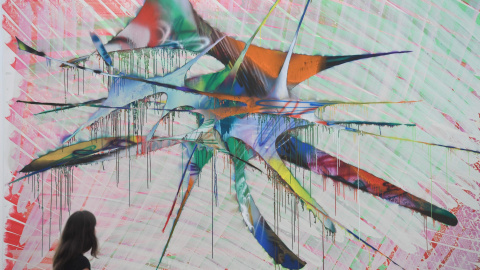 Una mujer observa la obra 'Untitled' de 2011 de la artista Katharina Grosse hoy, jueves 9 de junio de 2016, en el Museo Frieder Burda en Baden-Baden (Alemania). EFE/ULI DECK