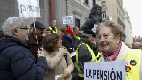 Concentración en defenesa de las pensiones en las escalinatas del Congreso de los Diputados. EFE Concentración en defenesa de las pensiones en las escalinatas del Congreso de los Diputados. EFE