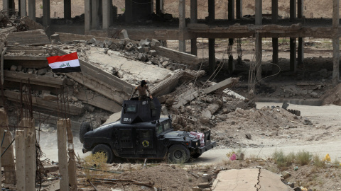 Un vehículo militar iraquí en las afueras de Faluya , Irak .- REUTERS / Alaa Al - Marjani