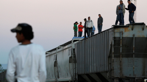 Inmigrantes centroamericanos se colocan encima de los vagones del tren de carga apodado " La Bestia " para viajar a México al norte e intentar llegar a cruzar la frontera con Estados Unidos , en Arriaga , México.- REUTERS / Jorge Luis Plata