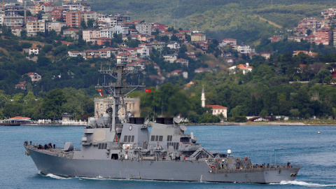 Destructor de la armada de EEUU, USS Porter, zarpa en el Bósforo , en su camino hacia el Mar Negro en Estambul.- REUTERS / Murad Sezer