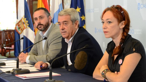 El consejero de Cooperación Municipal y Vivienda del Cabildo de Tenerife, Aurelio Abreu (centro) junto a Inma Évora durante la presentación del Consejo Insular de la Vivienda, en 2015.- EUROPA PRESS El consejero de Cooperación Municipal y Vivienda del Cabildo de Tenerife, Aurelio Abreu (centro) junto a Inma Évora durante la presentación del Consejo Insular de la Vivienda, en 2015.- EUROPA PRESS