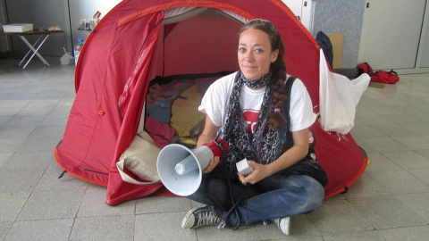 La activista de la PAH de Tenerife, Inma Évora, durante su protesta. La activista de la PAH de Tenerife, Inma Évora, durante su protesta.