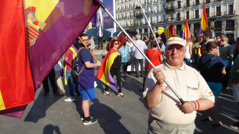 José María Rivera, de 82 años, acudió ayer a la manifestación convocada a favor de la III República José María Rivera, de 82 años, acudió ayer a la manifestación convocada a favor de la III República