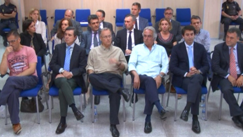 Los 17 acusados en el caso Nóos, entre los que están la infanta Cristina y su marido Iñaki Urdangarin, en el banquillo de los acusados. Los 17 acusados en el caso Nóos, entre los que están la infanta Cristina y su marido Iñaki Urdangarin, en el banquillo de los acusados.