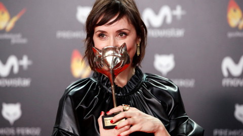 La actriz Natalie Poza, otra de las galardonadas de la noche, posa con el 'L’Oréal Professionnel a la mejor actriz protagonista' por su trabajo en 'No sé decir adiós'.- EFE