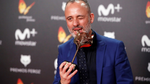 El actor Javier Gutierrez posa con el premio a 'Mejor actor protagonista de una serie' por su trabajo en 'Vergüenza'.- EFE