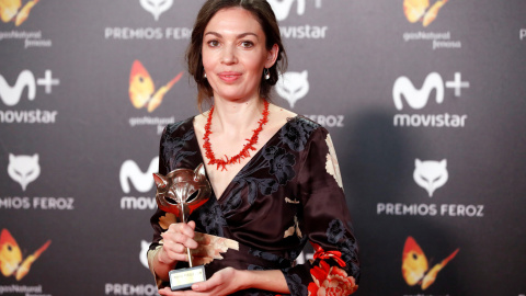 La realizadora Lucía Stojevic posa con el premio al 'Mejor Documental' por 'La Chana'.- EFE