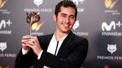 El realizador Alberto Gutierrez posa con el premio por el 'Mejor trailer' de la película 'La Llamada'.- EFE