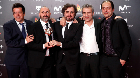 El equipo de producción y dirección de la serie 'Vergüenza' tras recibir el premios a la 'Mejor serie de comedia'.- EFE