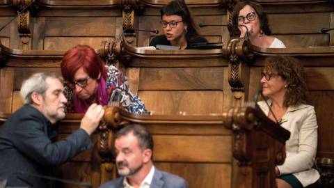 Maria Rovira, concejal de la CUP durante el pleno del Ayuntamiento de Barcelona, que ha aprobado una resolución en la que "condena el posicionamiento del rey Felipe VI" en relación con el "conflicto catalán". /EFE Maria Rovira, concejal de la CUP durante el pleno del Ayuntamiento de Barcelona, que ha aprobado una resolución en la que "condena el posicionamiento del rey Felipe VI" en relación con el "conflicto catalán". /EFE