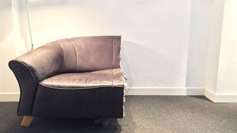 El sofá, o la mitad, también está a la venta en eBay. El sofá, o la mitad, también está a la venta en eBay.