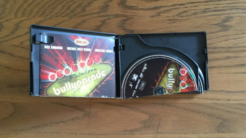 Un CD, también partido por la mitad. Un CD, también partido por la mitad.