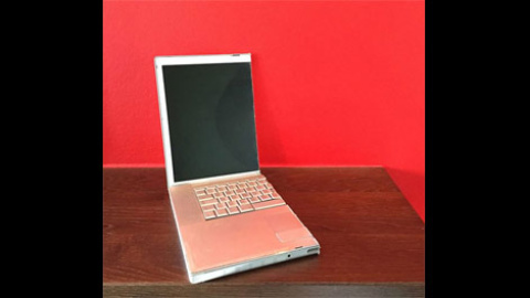 Der Juli también vende su portátil, la mitad de él, al menos. Der Juli también vende su portátil, la mitad de él, al menos.