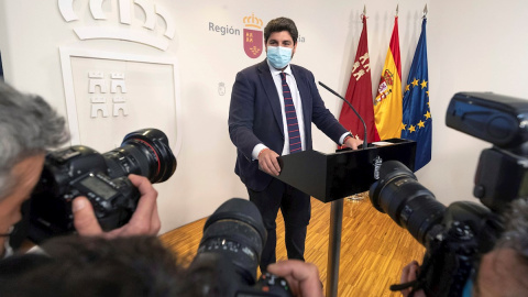 El presidente de la Comunidad de Murcia, Fernando López Miras, durante la rueda de prensa que ha ofrecido este miércoles. El presidente de la Comunidad de Murcia, Fernando López Miras, durante la rueda de prensa que ha ofrecido este miércoles.
