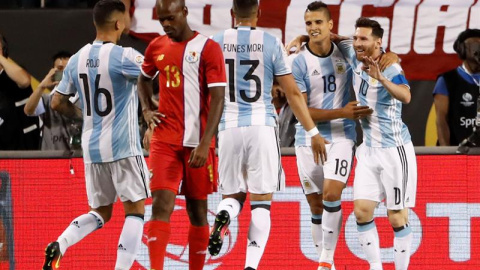 Messi celebra con sus compañeros uno de los tres goles marcados contra Panamá./EFE Messi celebra con sus compañeros uno de los tres goles marcados contra Panamá./EFE