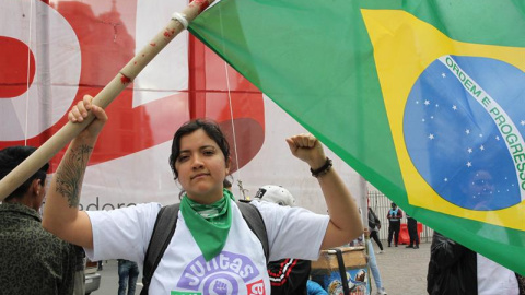 Yasmin Fernanda de Lima Holanda, brasileña, militante de Juntas y a la Izquierda y estudiante de medicina en la Universidad de Buenos Aires (UBA), participa en una manifestación convocada por la organización política Movimiento Socialista d Yasmin Fernanda de Lima Holanda, brasileña, militante de Juntas y a la Izquierda y estudiante de medicina en la Universidad de Buenos Aires (UBA), participa en una manifestación convocada por la organización política Movimiento Socialista d