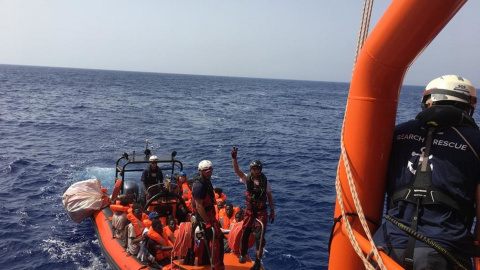 09/08/2019.- Rescate en aguas internacionales, frente a las costas de Libia, de 85 personas, realizado por el barco de Ocean Viking. / EFE - MÉDICOS SIN FRONTERAS