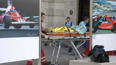 Los servicios sanitarios atienden a una víctima del atropello en Graz, Austria. -EFE