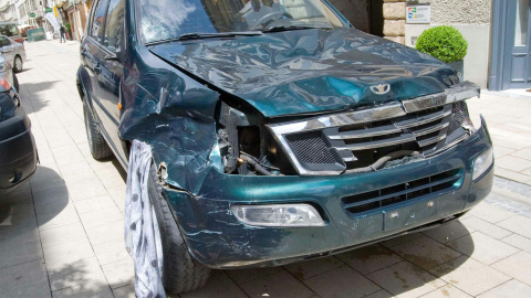 Estado del vehículo responsable del atropello en Graz, Austria. El conductor, detenido, era una joven de origen bosnio.-  EFE/EPA/ELMAR GUBISCH