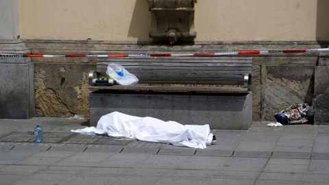 El cuerpo de una de las tres víctimas mortales en el atropello múltiple del Graz, Austria.- AFP