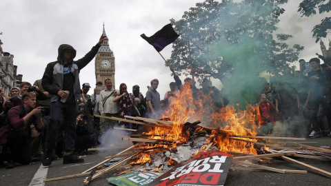 Los manifestantes queman pancartas durante la protesta en Londres. REUTERS/Peter Nicholls Los manifestantes queman pancartas durante la protesta en Londres. REUTERS/Peter Nicholls