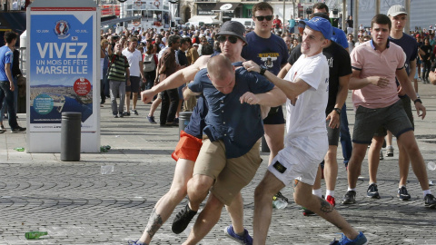 Unos ultras agreden a otro en los enfrentamientos en Marsella antes del Inglaterra-Rusia. /REUTERS Unos ultras agreden a otro en los enfrentamientos en Marsella antes del Inglaterra-Rusia. /REUTERS