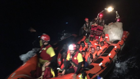 Un total de 39 personas fueron rescatadas este domingo en aguas internacionales por el Open Arms. / @campsoscar Un total de 39 personas fueron rescatadas este domingo en aguas internacionales por el Open Arms. / @campsoscar