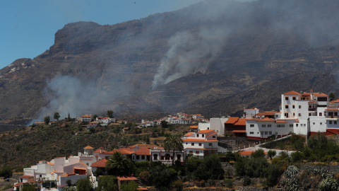 11/08/2019.- Vista del pueblo de Tejeda y detrás uno de los focos del incendio que arrasa este domingo los municipios de Tejeda, Artenara y Gáldar, en Gran Canaria. EFE/Elvira Urquijo A. 11/08/2019.- Vista del pueblo de Tejeda y detrás uno de los focos del incendio que arrasa este domingo los municipios de Tejeda, Artenara y Gáldar, en Gran Canaria. EFE/Elvira Urquijo A.