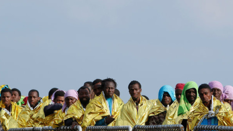 Migrantes desembarcando del navío italiano Aviere en Augusta, el viernes 10 de junio. REUTERS/ Antonio Parrinello Migrantes desembarcando del navío italiano Aviere en Augusta, el viernes 10 de junio. REUTERS/ Antonio Parrinello