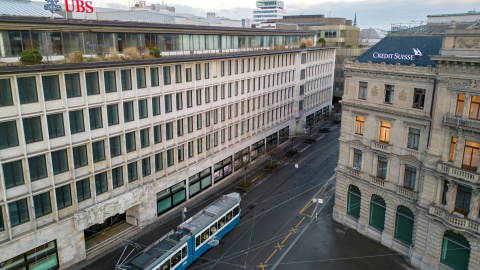 Las oficinas de los bancos suizos UBS y Credit Suisse una frente a la otra en la Paradeplatz de Zurich. REUTERS/Denis Balibouse Las oficinas de los bancos suizos UBS y Credit Suisse una frente a la otra en la Paradeplatz de Zurich. REUTERS/Denis Balibouse