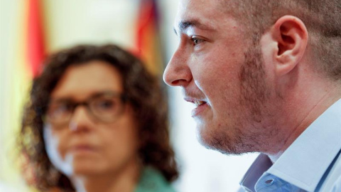 El concejal trans Guillem Montoro, junto a la alcaldesa de Paiporta, Isabel Martín. / EFE