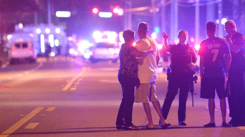 Imagen de los alrededores del local donde un hombre ha matado a unas 20 personas en Orlando. AP Imagen de los alrededores del local donde un hombre ha matado a unas 20 personas en Orlando. AP