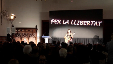 La cantautora Montse Castellà interpreta una cançó sobre l'exili / Paco Beltran