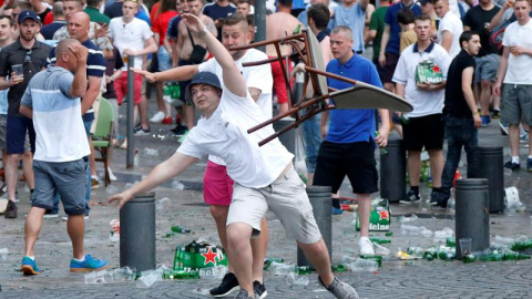 Un aficionado inglés lanza una silla durante el enfrentamientos entre ingleses y rusos de cara al primer partido de ambos equipos en la Eurocopa de Francia. Marsella, Francia. EFE/EPA/Guillaume Horcajuelo Un aficionado inglés lanza una silla durante el enfrentamientos entre ingleses y rusos de cara al primer partido de ambos equipos en la Eurocopa de Francia. Marsella, Francia. EFE/EPA/Guillaume Horcajuelo