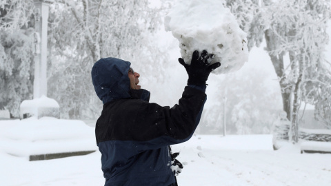 Un persona sostiene una gran bola de nieve en O Cebreiro, Lugo. ELISEO TRIGO/EFE Un persona sostiene una gran bola de nieve en O Cebreiro, Lugo. ELISEO TRIGO/EFE