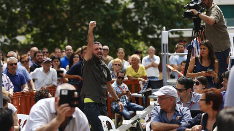 Un joven gritando en catalán "independencia socialismo", con el puño en alto y tirando octavillas de la agrupación Arran de la CUP, interrumpió ayer el mitin de Rivera en Barcelona. EFE/Alejandro García