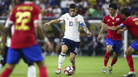 El colombiano James Rodríguez conduce el balón ante varios jugadores de Costa Rica. /REUTERS El colombiano James Rodríguez conduce el balón ante varios jugadores de Costa Rica. /REUTERS