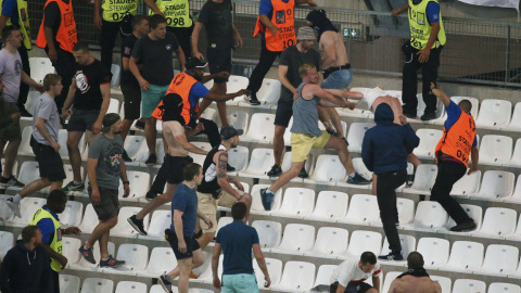 Ultras rusos golpean a hinchas ingleses en las gradas del estadio Vélodrome. /REUTERS Ultras rusos golpean a hinchas ingleses en las gradas del estadio Vélodrome. /REUTERS