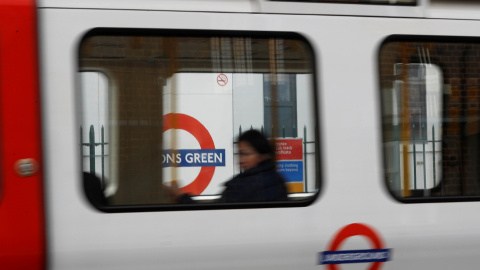 Un pasajero sentado en un vagón del metro de Londres, que sale de la estación de Parson's Green, tras su reapertura un día después del atentado con 'cubo bomba', que provocó una veintena de heridos. REUTERS/Peter Nicholls Un pasajero sentado en un vagón del metro de Londres, que sale de la estación de Parson's Green, tras su reapertura un día después del atentado con 'cubo bomba', que provocó una veintena de heridos. REUTERS/Peter Nicholls