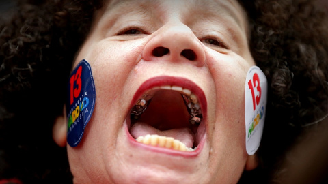 CORRIGE FOTÓGRAFO BRA300. SAO PAULO (BRASIL), 28/10/2018.- Una simpatizante del candidato a la presidencia de Brasil Fernando Haddad grita consignas hoy, domingo 28 de octubre de 2018, afuera de un colegio electoral en la ciudad de Sao Paul