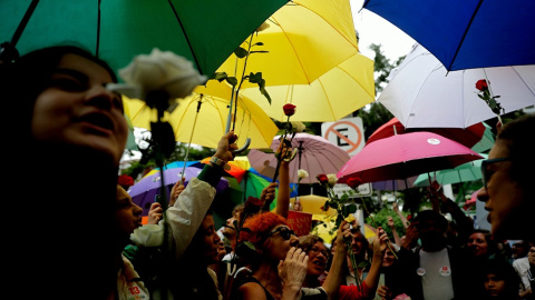 SAO PAULO (BRASIL), 28/10/2018.- Simpatizantes del candidato a la presidencia de Brasil Fernando Haddad gritan consignas hoy, domingo 28 de octubre de 2018, afuera de un colegio electoral en la ciudad de Sao Paulo (Brasil). Los colegios ele