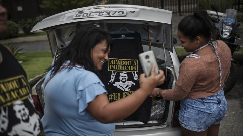 RÍO DE JANEIRO (BRASIL), 27/10/2018.- Simpatizantes del candidato a la presidencia de Brasil el ultraderechista Jair Bolsonaro compran productos con la imagen del candidato hoy, sábado 27 de octubre de 208, en Río de Janeiro (Brasil). El ul