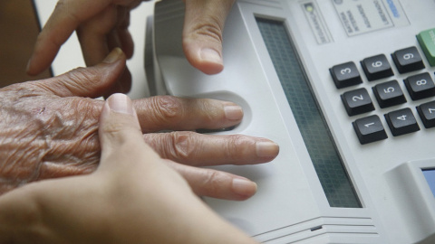 BELO HORIZONTE (BRASIL), 28/10/2018.- Una mujer deja su huella antes de votar hoy, domingo 28 de octubre de 2018, en una zona electoral en la ciudad de Belo Horizonte, en el estado de Minas Gerais (Brasil). Los colegios electorales de Brasi