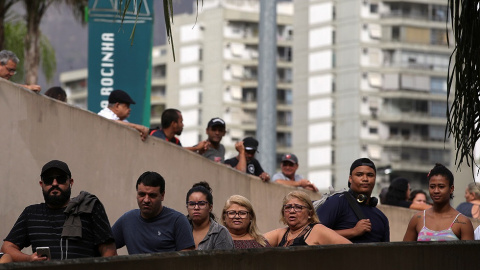RIO DE JANEIRO (Brasil), 28/10/2018 - Electores hacen cola esperando la apertura del colegio electoral en la Favela de Rocinha en la ciudad de Rio de Janeiro hoy, 28 de octubre de 2018ara la segunda vuelta de las presidenciales, que enfrent