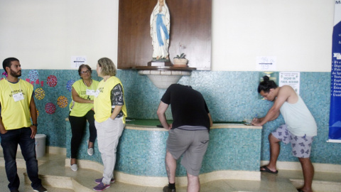 BELO HORIZONTE (BRASIL), 28/10/2018.- Ciudadanos esperan para votar hoy, domingo 28 de octubre de 2018, en una zona electoral en la ciudad de Belo Horizonte, en el estado de Minas Gerais (Brasil). Los colegios electorales de Brasil abrieron
