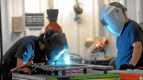 Una estudiante en prácticas que desea ser soldadora denuncia que una empresa la ha rechazado por ser mujer. Una estudiante en prácticas que desea ser soldadora denuncia que una empresa la ha rechazado por ser mujer.