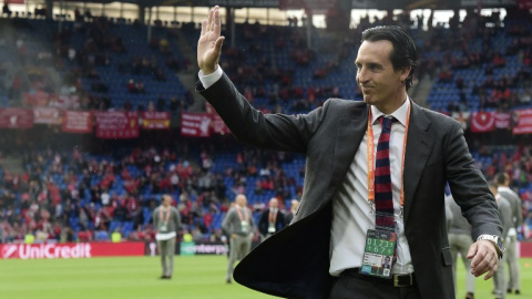 Unai Emery saluda en la final de la Europa League que ganó el Sevilla al Liverpool. /AFP Unai Emery saluda en la final de la Europa League que ganó el Sevilla al Liverpool. /AFP