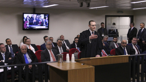 El abogado del expresidente Lula, Cristiano Zanin Martins, mientras habla en el tribunal brasileño de en Porto Alegre (Brasil). EFE El abogado del expresidente Lula, Cristiano Zanin Martins, mientras habla en el tribunal brasileño de en Porto Alegre (Brasil). EFE